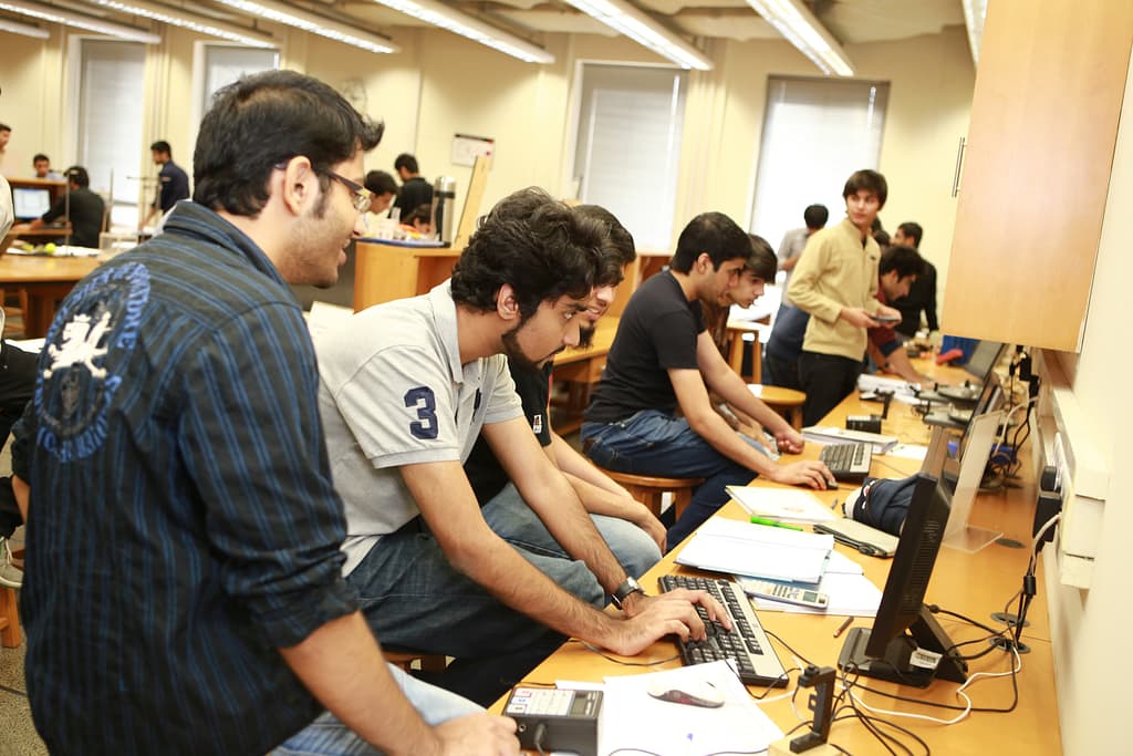 ThemeecoGroup-LUMS-students-in-lab