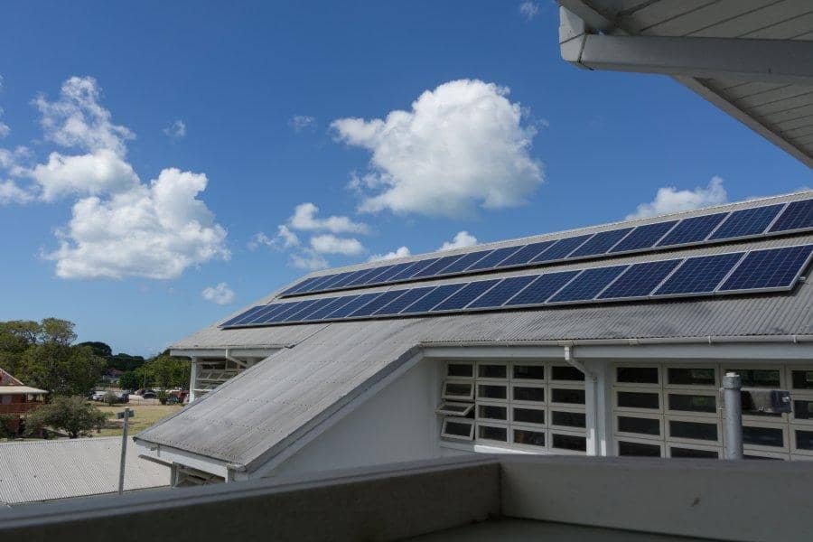 Eine Solaranlage auf dem Dach einer Schule in Antigua.