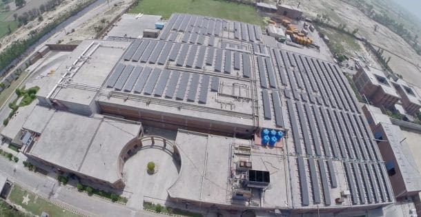 Solaranlage auf dem Dach von Seasons Foods Pakistan.