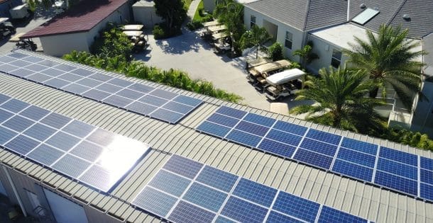 Blick auf eine Aufdach-Solaranlage auf der Insel Jumby Bay.